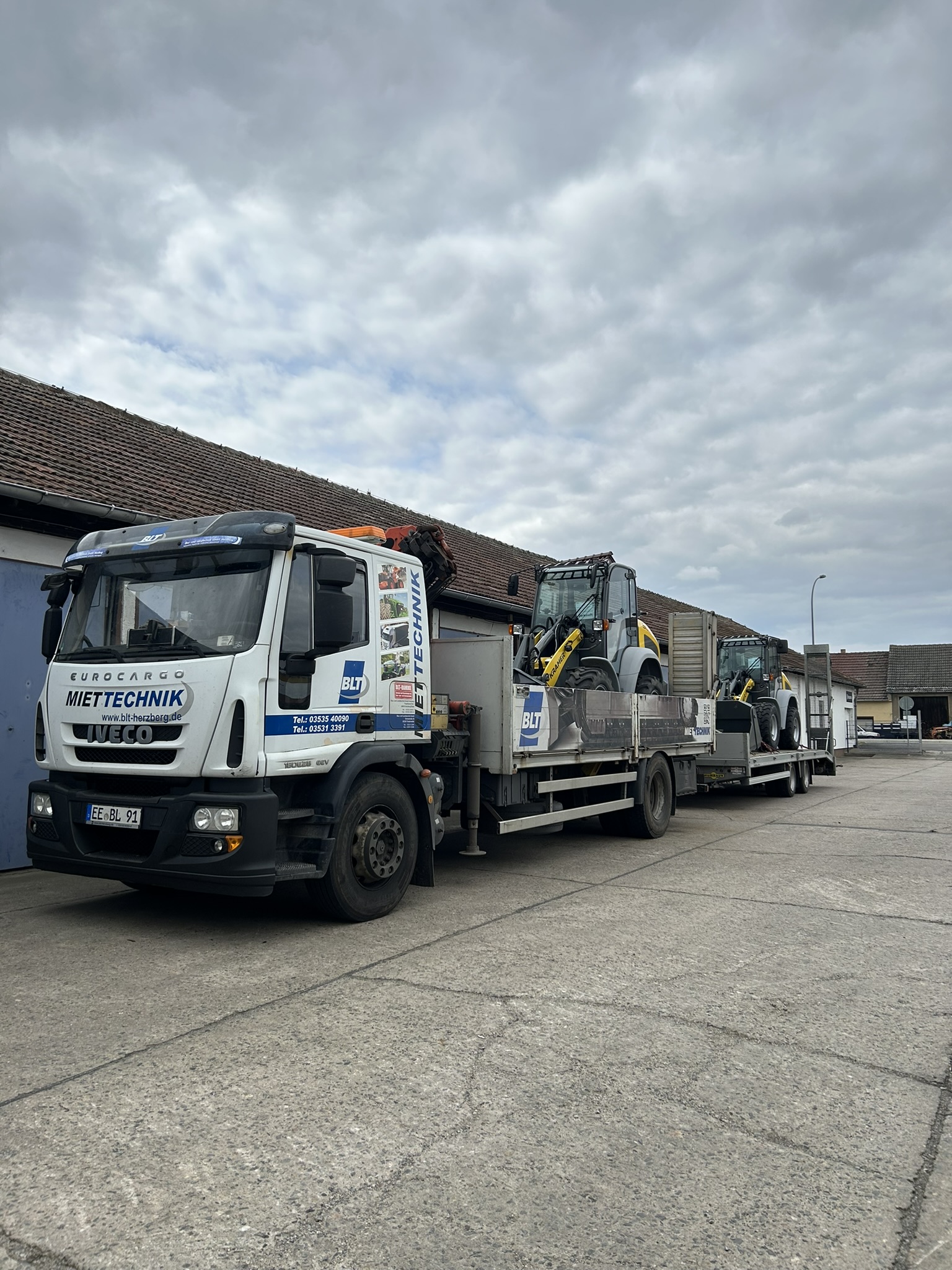 Fotogalerie Maschinen Auslieferung von unserem LKW Fahrer