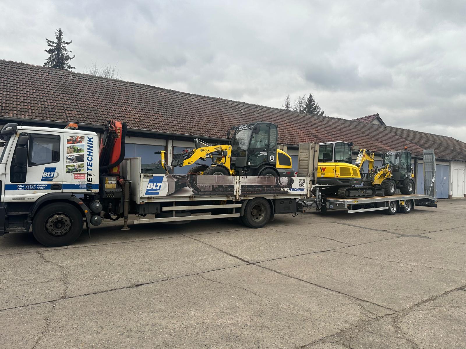 Auslieferung LKW Wacker Neuson Radlader Rüttelplatte Kettenbagger