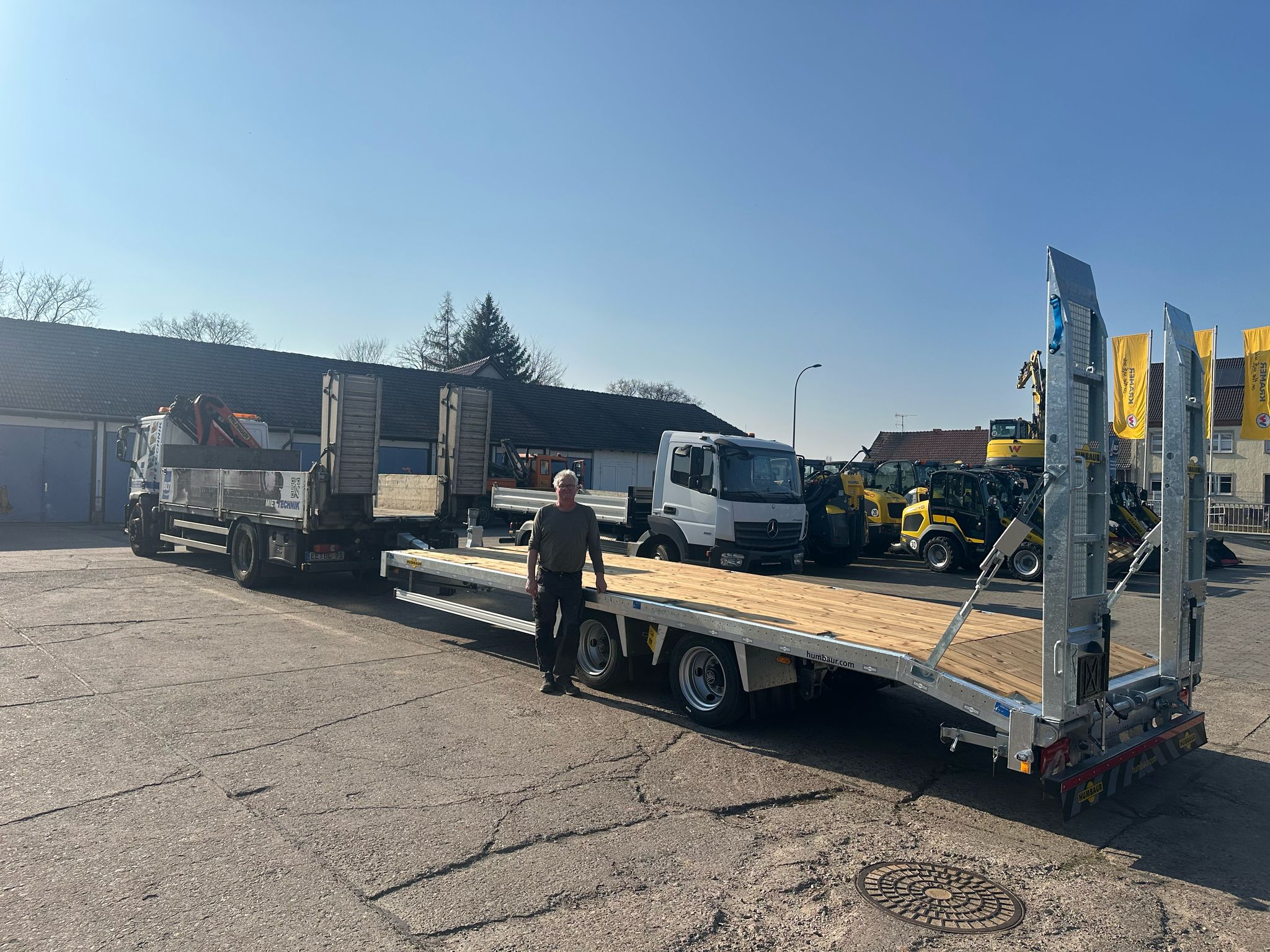LKW Fahrer neuer Anhänger