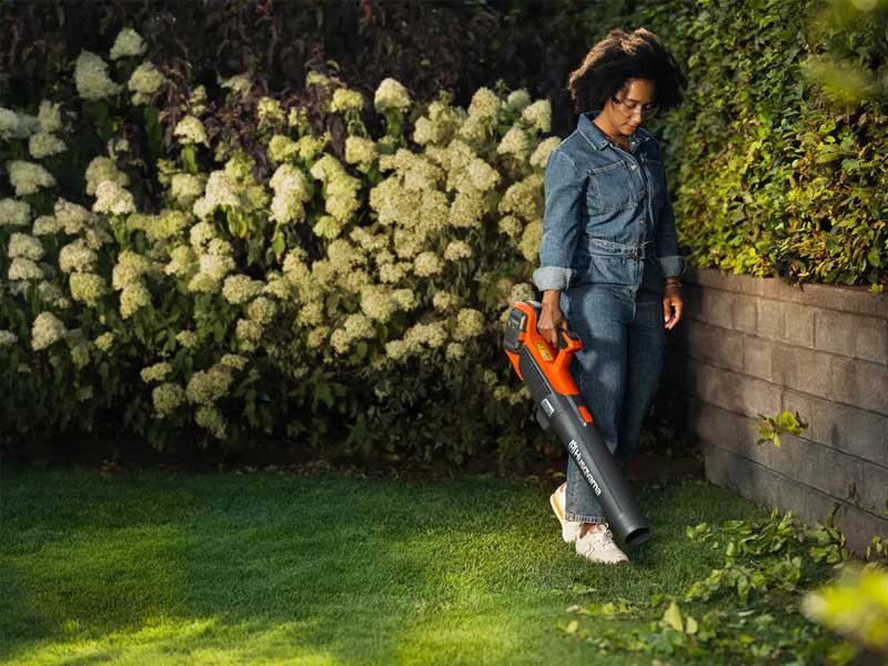 Husqvarna Laubbläser 122iB im Einsatz