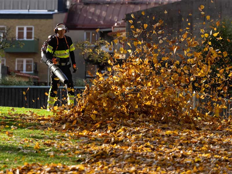 Husqvarna Laubbläser 590BTS im Einsatz