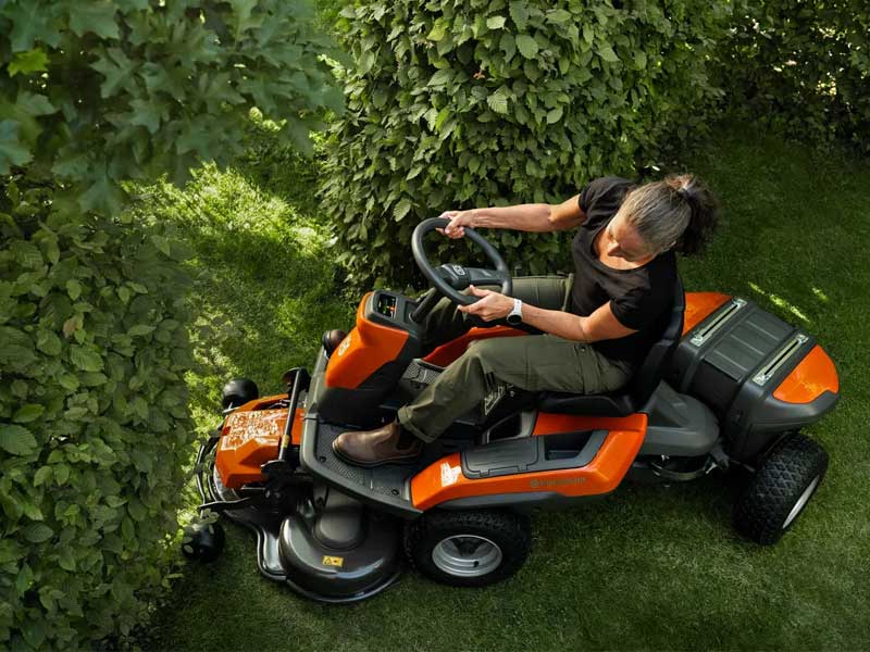 Husqvarna Aufsitzmäher Rider R200iX AWD im Einsatz