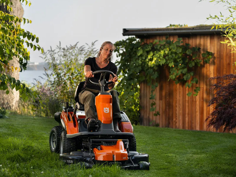 Husqvarna Aufsitzmäher Rider R200iX AWD im Einsatz