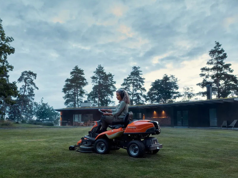 Husqvarna Aufsitzmäher Rider R216T AWD im Einsatz
