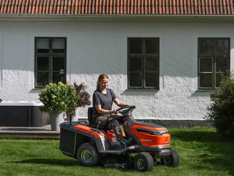 Rasentraktor Husqvarna TC 100i  im Einsatz
