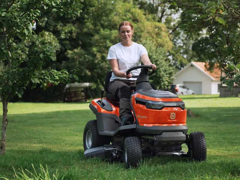 Husqvarna Rasentraktor TS 100i im Einsatz