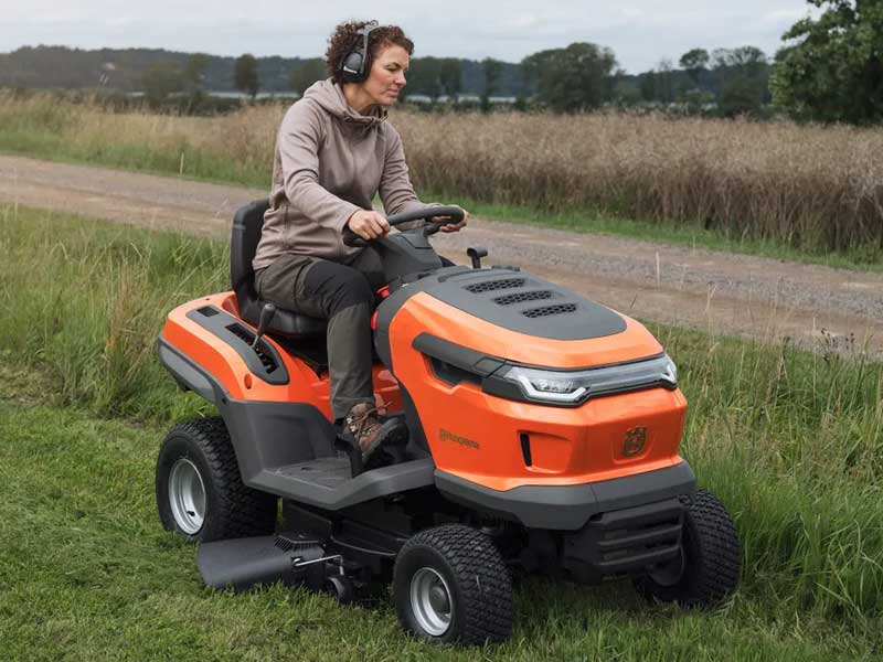 Husqvarna Rasentraktor TS 215T im Einsatz